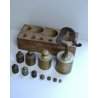 ANTICO Set PESI DA BILANCIA OTTONE PESA STADERA BASCULA PUNZONATI PESIERA LEGNO 