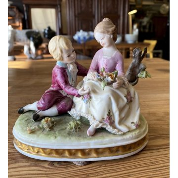 ANTICA SCULTURA PORCELLANA CAPODIMONTE SCENA ROMANTICA RAGAZZO RAGAZZA 12 cm/h