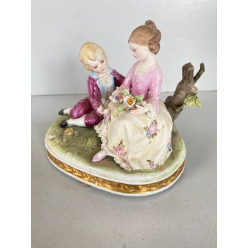 ANTICA SCULTURA PORCELLANA CAPODIMONTE SCENA ROMANTICA RAGAZZO RAGAZZA 12 cm/h