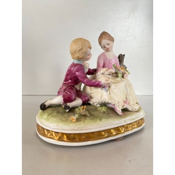 ANTICA SCULTURA PORCELLANA CAPODIMONTE SCENA ROMANTICA RAGAZZO RAGAZZA 12 cm/h