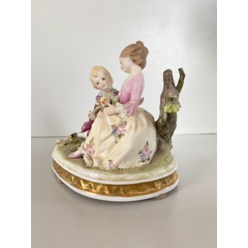 ANTICA SCULTURA PORCELLANA CAPODIMONTE SCENA ROMANTICA RAGAZZO RAGAZZA 12 cm/h