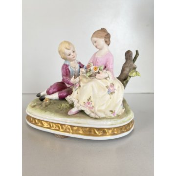 ANTICA SCULTURA PORCELLANA CAPODIMONTE SCENA ROMANTICA RAGAZZO RAGAZZA 12 cm/h
