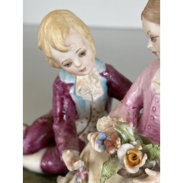 ANTICA SCULTURA PORCELLANA CAPODIMONTE SCENA ROMANTICA RAGAZZO RAGAZZA 12 cm/h