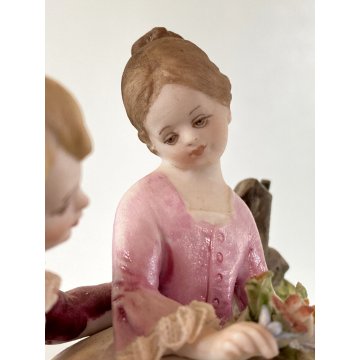 ANTICA SCULTURA PORCELLANA CAPODIMONTE SCENA ROMANTICA RAGAZZO RAGAZZA 12 cm/h