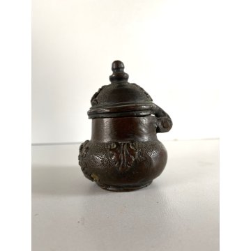 ANTICO CALAMAIO BRONZO con COPERCHIO INCERNIERATO DECORO RILIEVO XVII sec