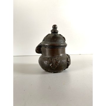 ANTICO CALAMAIO BRONZO con COPERCHIO INCERNIERATO DECORO RILIEVO XVII sec