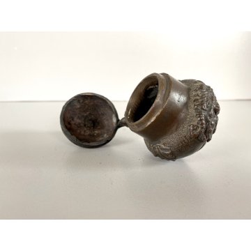 ANTICO CALAMAIO BRONZO con COPERCHIO INCERNIERATO DECORO RILIEVO XVII sec