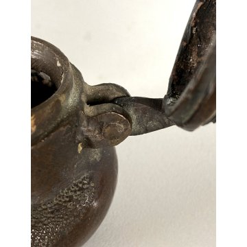ANTICO CALAMAIO BRONZO con COPERCHIO INCERNIERATO DECORO RILIEVO XVII sec