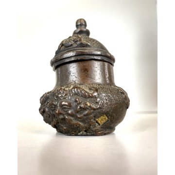 ANTICO CALAMAIO BRONZO con COPERCHIO INCERNIERATO DECORO RILIEVO XVII sec