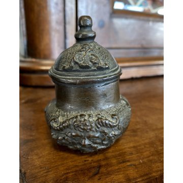 ANTICO CALAMAIO BRONZO con COPERCHIO INCERNIERATO DECORO RILIEVO XVII sec
