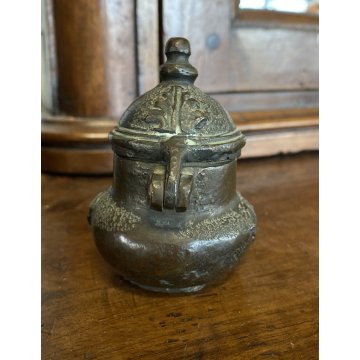 ANTICO CALAMAIO BRONZO con COPERCHIO INCERNIERATO DECORO RILIEVO XVII sec