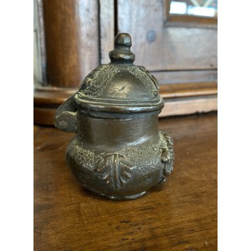 ANTICO CALAMAIO BRONZO con COPERCHIO INCERNIERATO DECORO RILIEVO XVII sec