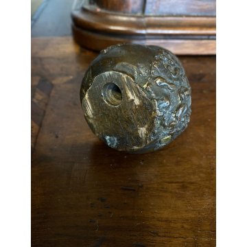 ANTICO CALAMAIO BRONZO con COPERCHIO INCERNIERATO DECORO RILIEVO XVII sec