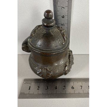 ANTICO CALAMAIO BRONZO con COPERCHIO INCERNIERATO DECORO RILIEVO XVII sec