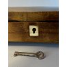 ANTICO COFANETTO LEGNO INTARSIATO SERRATURA CHIAVE PIEDINI OTTONE ART DECO