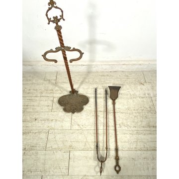 ANTICO SET ATTREZZI UTENSILI CAMINO OTTONE FERRO PINZA PALETTA PATINA EPOCA