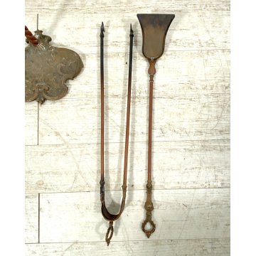 ANTICO SET ATTREZZI UTENSILI CAMINO OTTONE FERRO PINZA PALETTA PATINA EPOCA