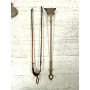 ANTICO SET ATTREZZI UTENSILI CAMINO OTTONE FERRO PINZA PALETTA PATINA EPOCA