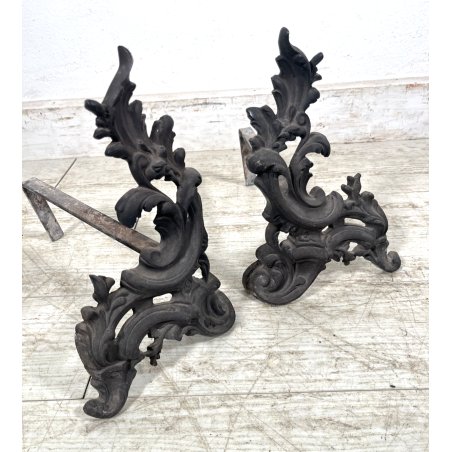 ANTICA COPPIA ALARI PER CAMINO FERRO DECORO ORNATO FOGLIE ACANTO 19x28x34cm Ca.