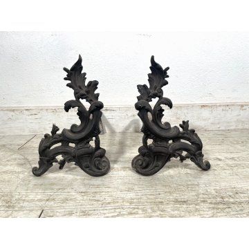 ANTICA COPPIA ALARI PER CAMINO FERRO DECORO ORNATO FOGLIE ACANTO 19x28x34cm Ca.