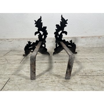 ANTICA COPPIA ALARI PER CAMINO FERRO DECORO ORNATO FOGLIE ACANTO 19x28x34cm Ca.