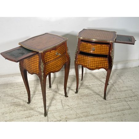 COPPIA COMODINI LUIGI XV LEGNO INTARSIATO EPOC 900 CASSETTI DECORI BRONZO DORATO