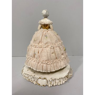 STATUINA PORCELLANA CAPODIMONTE "Fabris" FIGURA DAMA con FIORI TULLE RESTAURI