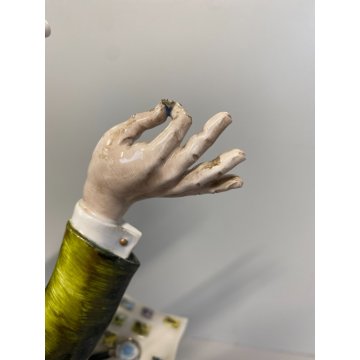 SCULTURA Cacciapuoti PORCELLANA POLICROMA FIGURA NUMISMATICO FRANCOBOLLI 34 cm/h