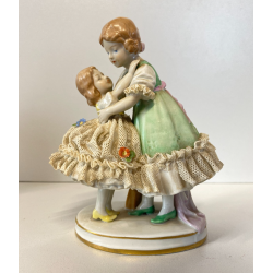 FIGURE STATUINA PORCELLANA COPPIA DAMIGELLE ABITI PIZZO DRESDA 13 cm/h GERMANY
