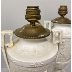COPPIA LAMPADA TAVOLO VASO BIANSATO PORCELLANA BISCUIT DECORO SCENA Neoclassica