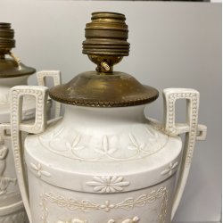 COPPIA LAMPADA TAVOLO VASO BIANSATO PORCELLANA BISCUIT DECORO SCENA Neoclassica