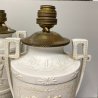 COPPIA LAMPADA TAVOLO VASO BIANSATO PORCELLANA BISCUIT DECORO SCENA Neoclassica