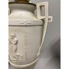 COPPIA LAMPADA TAVOLO VASO BIANSATO PORCELLANA BISCUIT DECORO SCENA Neoclassica