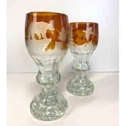 COPPIA CALICI CRISTALLO BOEMIA AMBRATO MOLATO SCENA CACCIA ORSO FAGIANO FORESTA