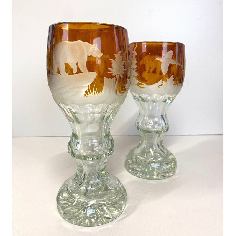 COPPIA CALICI CRISTALLO BOEMIA AMBRATO MOLATO SCENA CACCIA ORSO FAGIANO FORESTA