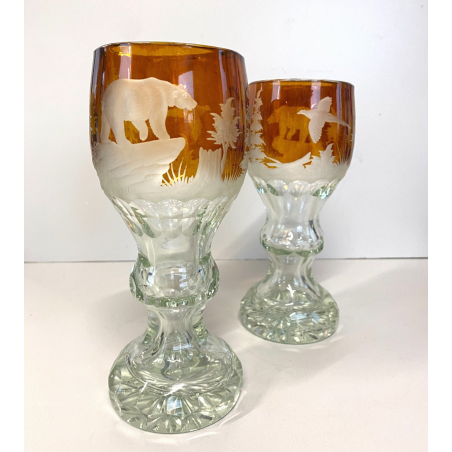 COPPIA CALICI CRISTALLO BOEMIA AMBRATO MOLATO SCENA CACCIA ORSO FAGIANO FORESTA