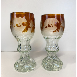 COPPIA CALICI CRISTALLO BOEMIA AMBRATO MOLATO SCENA CACCIA ORSO FAGIANO FORESTA