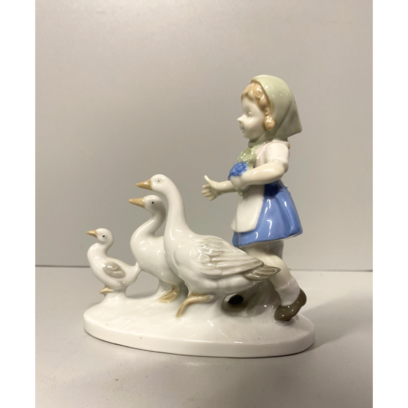 FIGURINA BAMBINA OCHE PORCELLANA GIRL WITH FLOWERS GOOSES Mod. 10685 VINTAGE '70