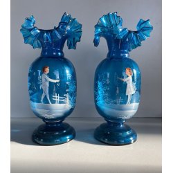 COPPIA VASI Mary Gregory VETRO TRASPARENTE BLU DECORO FIGURA SMALTO BIANCO 1880