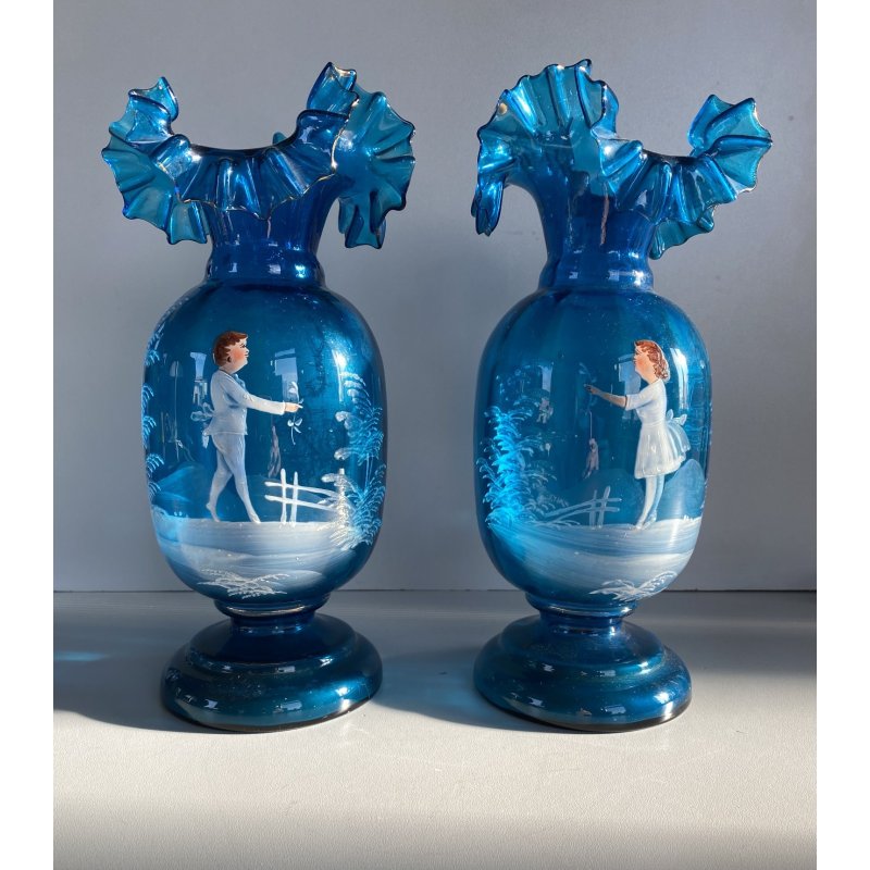 COPPIA VASI Mary Gregory VETRO TRASPARENTE BLU DECORO FIGURA SMALTO BIANCO 1880