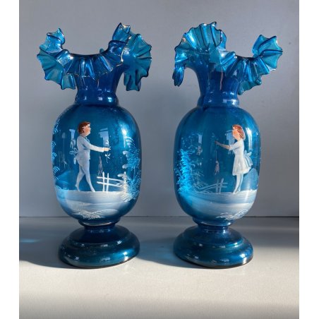 COPPIA VASI Mary Gregory VETRO TRASPARENTE BLU DECORO FIGURA SMALTO BIANCO 1880