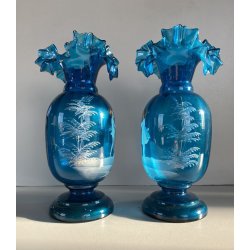COPPIA VASI Mary Gregory VETRO TRASPARENTE BLU DECORO FIGURA SMALTO BIANCO 1880