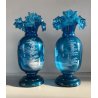 COPPIA VASI Mary Gregory VETRO TRASPARENTE BLU DECORO FIGURA SMALTO BIANCO 1880