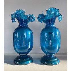 COPPIA VASI Mary Gregory VETRO TRASPARENTE BLU DECORO FIGURA SMALTO BIANCO 1880