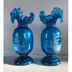 COPPIA VASI Mary Gregory VETRO TRASPARENTE BLU DECORO FIGURA SMALTO BIANCO 1880