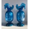 COPPIA VASI Mary Gregory VETRO TRASPARENTE BLU DECORO FIGURA SMALTO BIANCO 1880