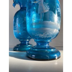 COPPIA VASI Mary Gregory VETRO TRASPARENTE BLU DECORO FIGURA SMALTO BIANCO 1880