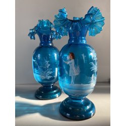COPPIA VASI Mary Gregory VETRO TRASPARENTE BLU DECORO FIGURA SMALTO BIANCO 1880