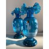 COPPIA VASI Mary Gregory VETRO TRASPARENTE BLU DECORO FIGURA SMALTO BIANCO 1880