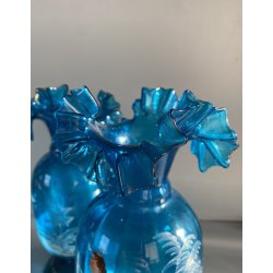 COPPIA VASI Mary Gregory VETRO TRASPARENTE BLU DECORO FIGURA SMALTO BIANCO 1880